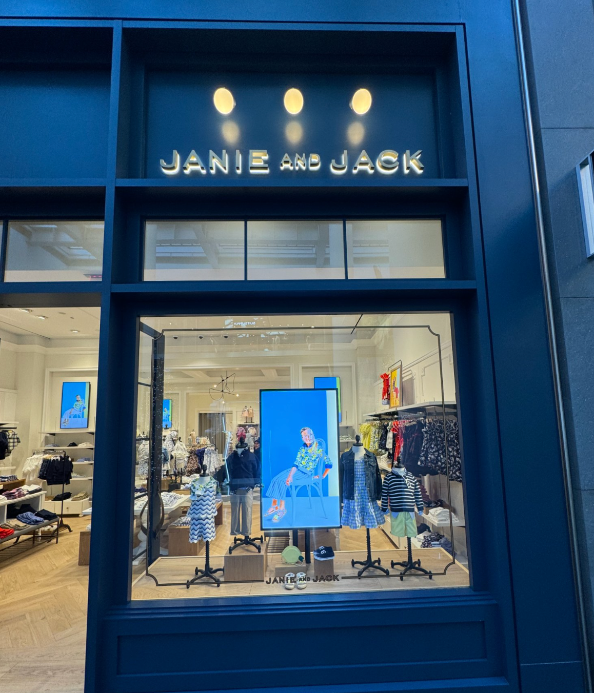 How to Mount a Window Display: 4 Proven Setups for Storefront Digital Signage